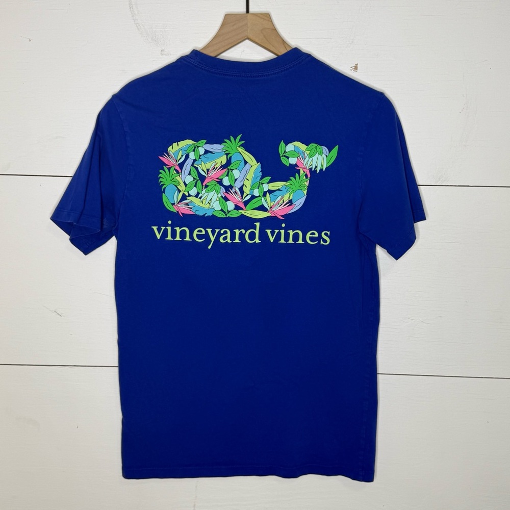 Vineyard Vines • Men's Classic Blue Tropical Whale Tee Size XS